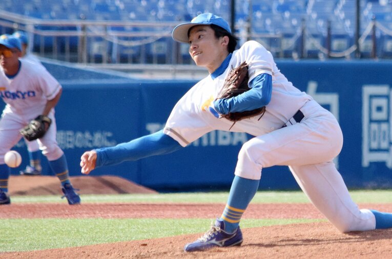 ロッテで活躍した父・俊介さん譲りのサブマリンで活躍する東大4年の渡辺向輝。六大学野球リーグの明治大戦で9回2失点完投の好投を見せた ／ photograph by JIJI PRESS