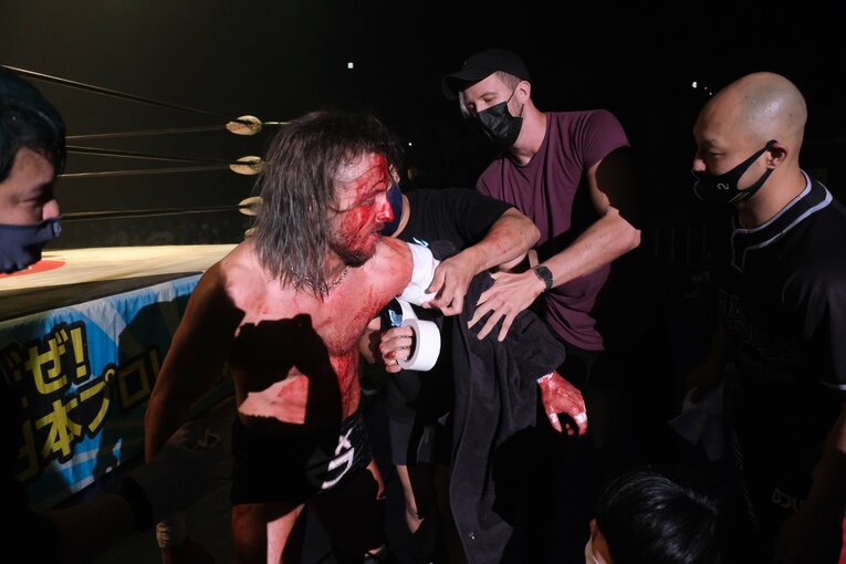 カリスマ葛西純「世の中は無駄な血を一滴も流すな」 頬を串刺し、人間ダーツ…それでもデスマッチが“ただの残虐ショー”ではない理由(49)