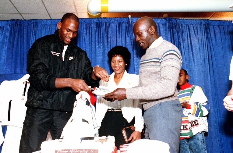 ジョーダンの26歳の誕生日を祝う父ジェームズと母デロリス（1989年）　©︎AP/AFLO