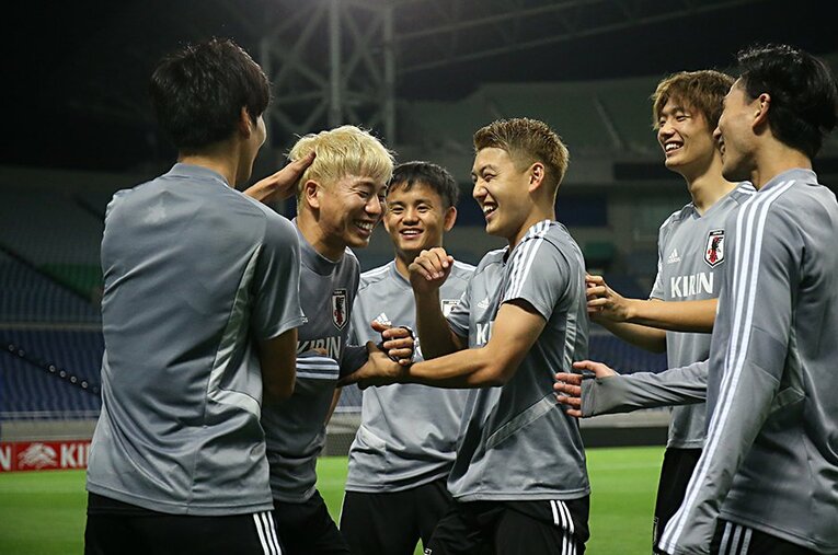 前日練習に笑顔で参加する浅野拓磨（左から2番目）。新天地のセルビアでは「ポジティブにやれている」と語った。 ／ photograph by JFA/AFLO