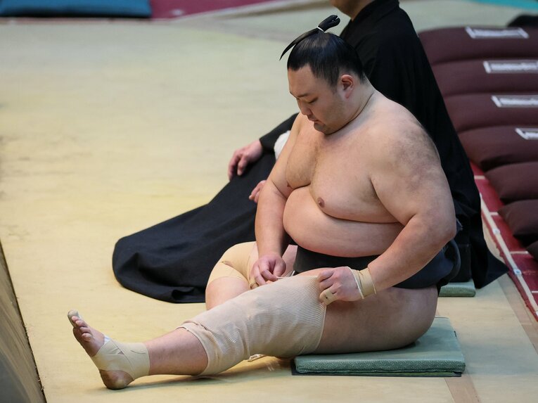 今年の3月場所で。取組前に土俵下で左ひざのサポーターを気にする朝乃山。昨年の7月場所以来の復帰となった　©JIJI PRESS