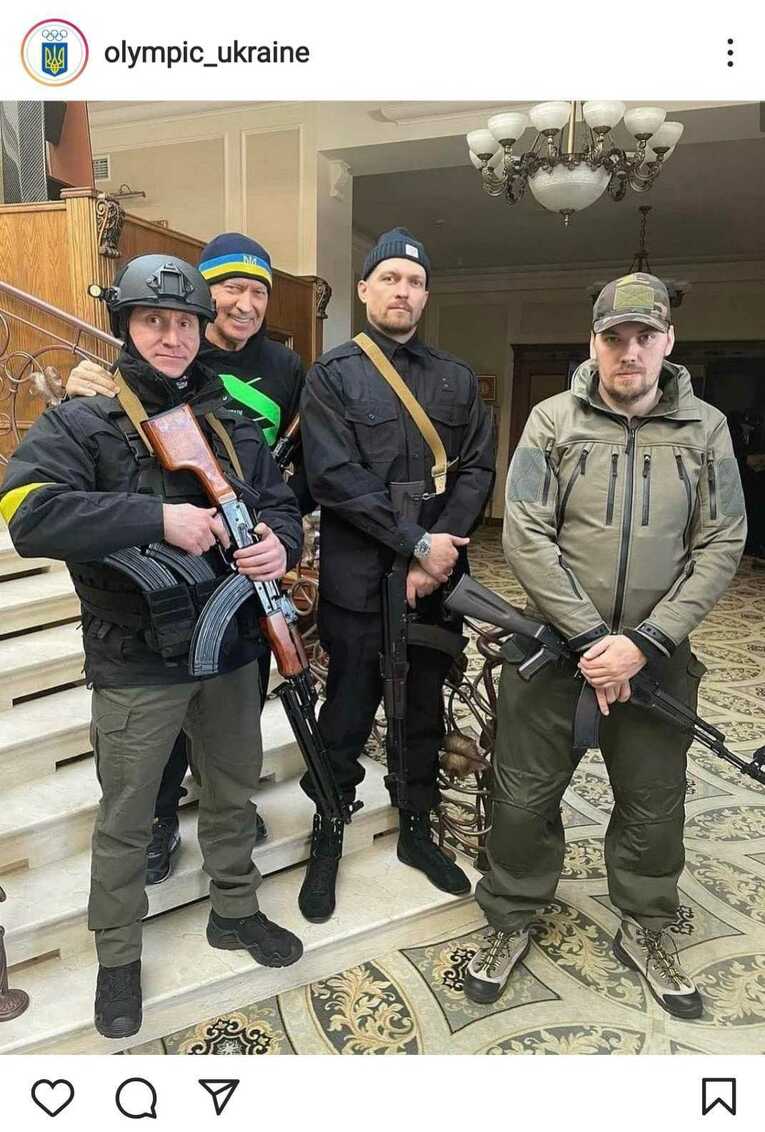 領土防衛隊に志願し、ライフルを手にしたオレクサンドル・ウシク（右から2人目）　※ウクライナ・オリンピック委員会のInstagramより