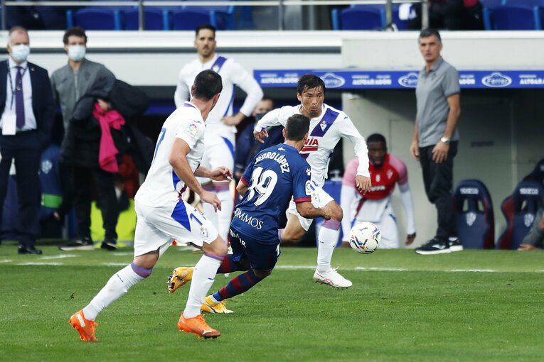 乾貴士が神トラップ＆岡崎慎司に友情の平手打ち!? 武藤嘉紀との“ロシアW杯組”3ショット写真も(13)