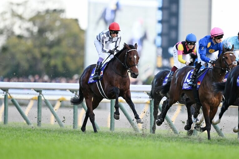 1周目のゴール前、後方のポジションにつけるドウデュース　©Keiji Ishikawa