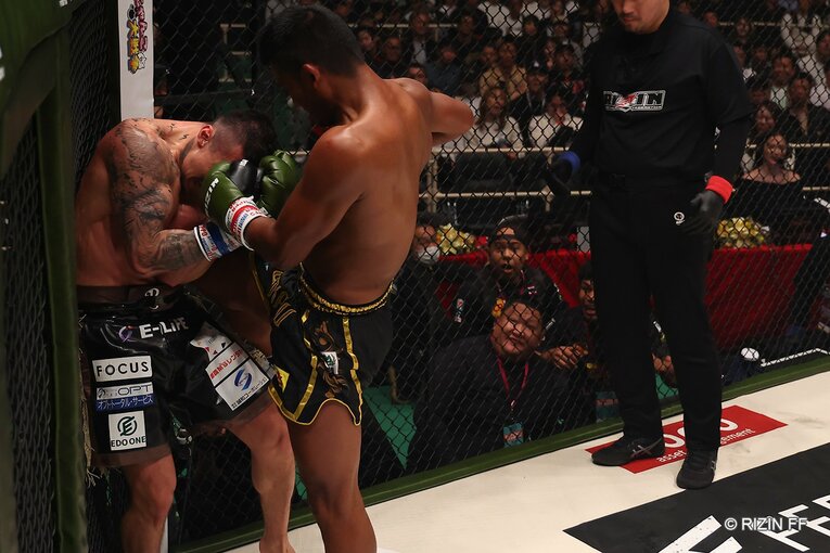 ブアカーオの強烈なヒザ蹴り　©RIZIN FF