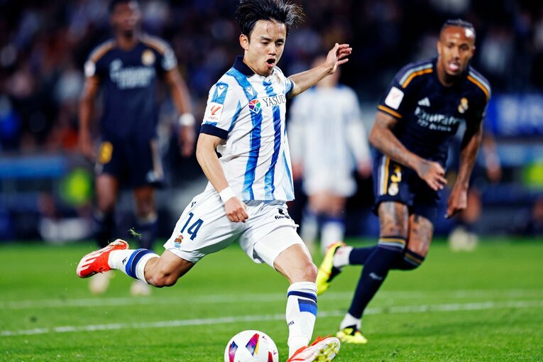 ミリトンをかわしてシュートを放った