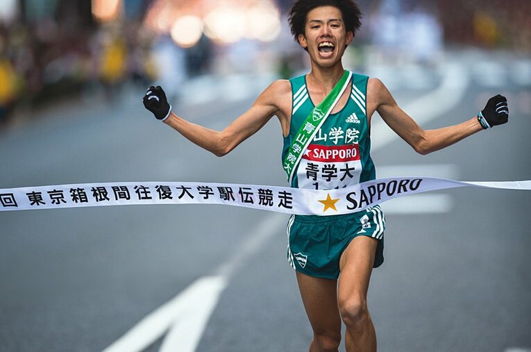 2017年の箱根でゴールテープを切った主将の安藤悠哉。箱根3連覇と青学史上唯一の三冠を達成した　©Nanae Suzuki