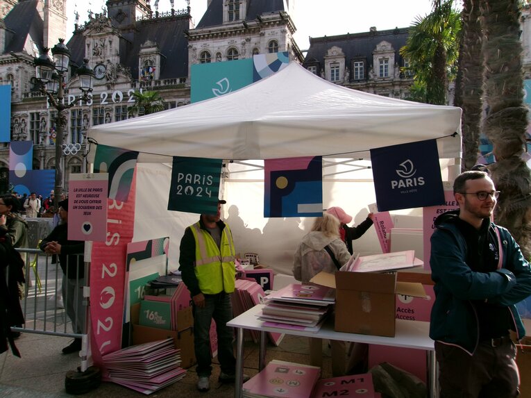 10月、パリ市役所前の五輪グッズ在庫一掃セール　©Yuji Hirooka