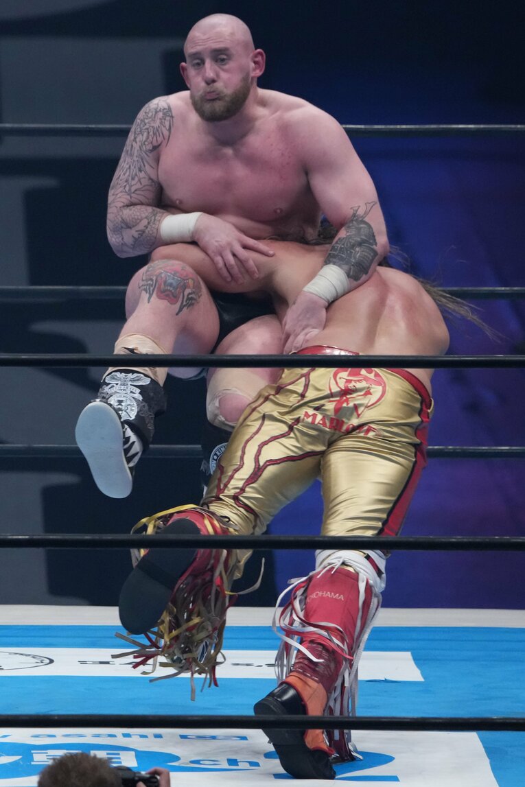 ゲイブ・キッドにジーンブラスターを浴びせる辻陽太　©Essei Hara