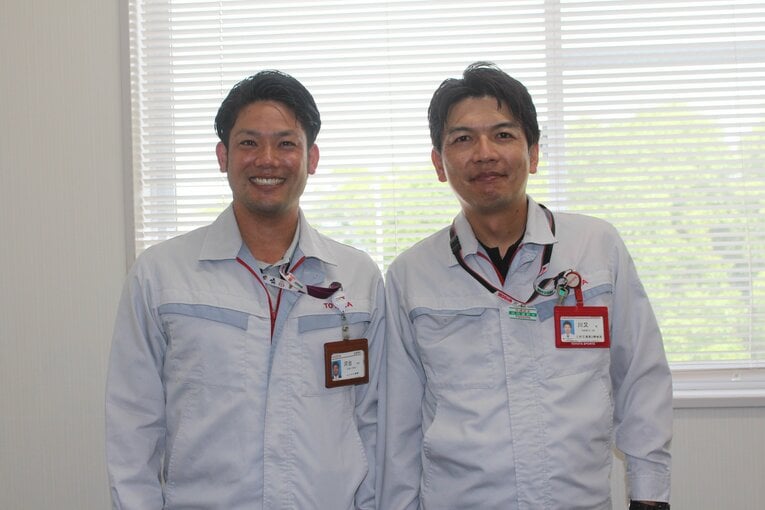 職場の上司と写真におさまる河合完治　©︎Fumi Sawai