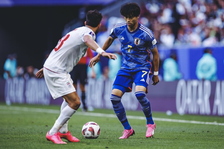 ドリブル突破を仕掛ける三笘薫　©︎Kiichi Matsumoto