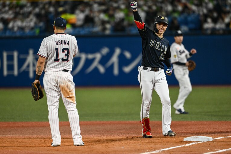日本シリーズではバッティングでも活躍した山﨑福也　©︎Nanae Suzuki
