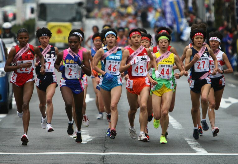 2007年の都大路1区を走る先頭集団。初出場にもかかわらず、エースの小田切（左から2番目）が区間4位の好走　©JIJI PRESS 