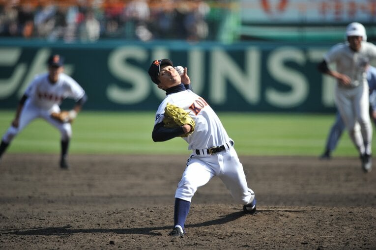 2010年春の選抜高校野球大会決勝で力投する“琉球トルネード”こと島袋洋奨　©Hideki Sugiyama