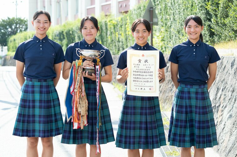 今夏のインターハイ女子トラック部門で総合優勝を果たした佐久長聖陸上部の（左から）阪真琴、宮澤希、中村波南、鎌倉梨々華の3年生4人 ／ photograph by Tadashi Hosoda