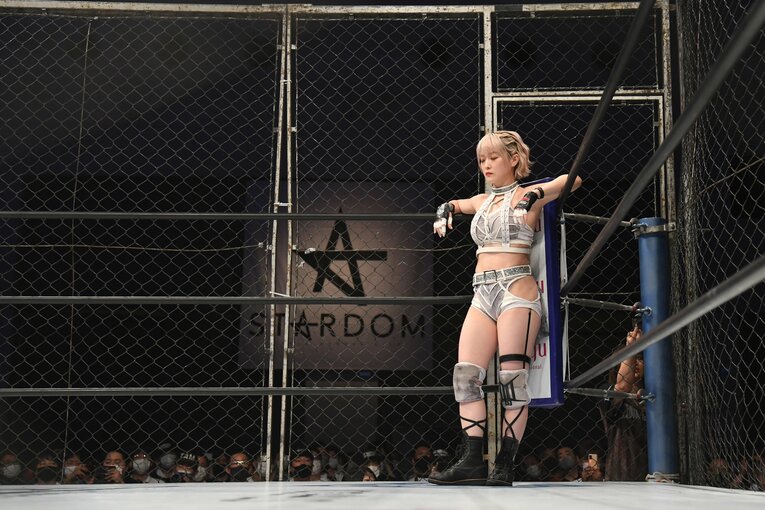 6月26日の名古屋国際会議場で行われた金網マッチ。なつぽいはコーナーポストで集中を高める