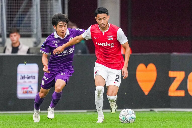 AZ時代の菅原由勢とのデュエル　©Getty Images