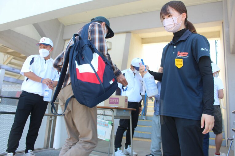 入場者にアルコール消毒を呼びかける和歌山大野球部の女子マネージャー　©Fumi Sawai 