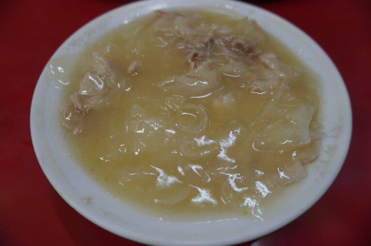 「大根と白肉（ブタ肉）の煮込み」。ピカイチ3大人気メニュー