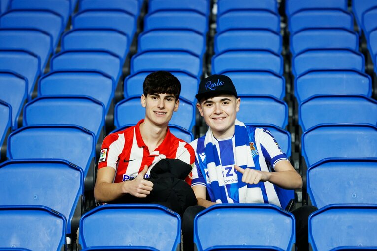 「“クボの疑惑PK”を写真で見ると」「日本代表ユニの少年も」ダービー熱狂のゴラッソ…映像で伝わりきらない“MVP久保建英”の英雄ぶり(10)