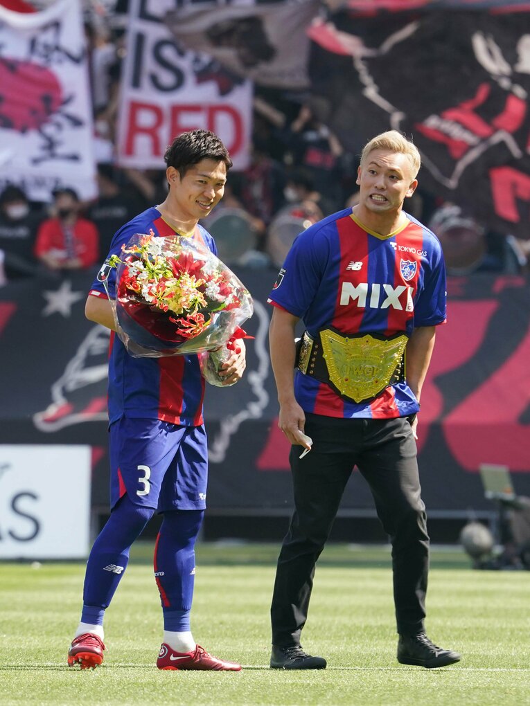 同い年の森重真人とオカダ・カズチカ　©Essei Hara