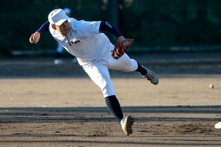 ひときわ鋭い送球を見せる森井　©Takashi Shimizu