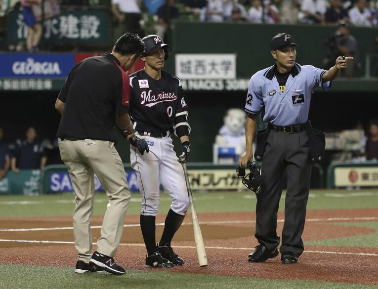 18年7月9日、デッドボールを受けて苦痛の表情を浮かべる荻野　©︎KYODO