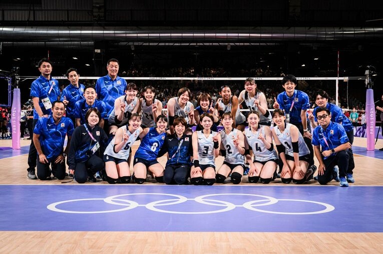 パリ五輪予選ラウンド・ケニア戦後に代表メンバーとスタッフで記念撮影。下段右から2番目が岩崎こよみ　©︎Volleyball World