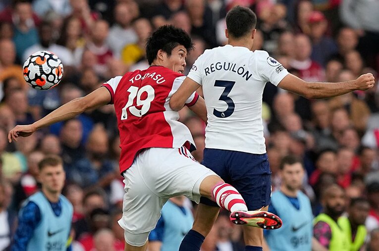 レギロンとの空中戦にも何ら臆さない冨安健洋。プレミアの各SBと比べてみても、3試合のスタッツは素晴らしい ／ photograph by AP/AFLO