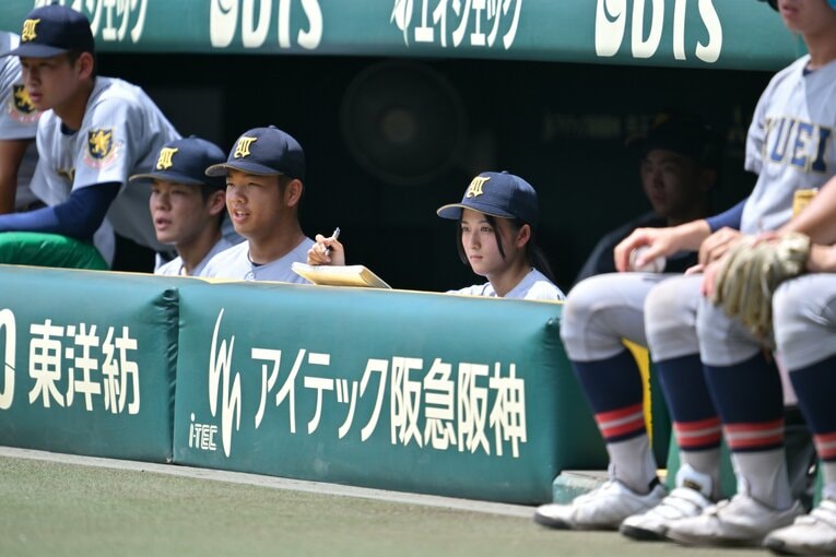 ベンチで声をからす仙台育英の女子部員・星よつはさん　©Hideki Sugiyama