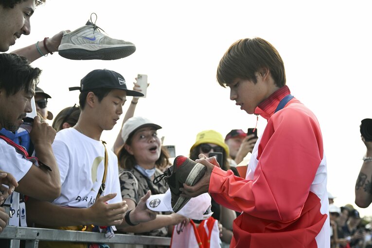 会場に残ったファンのスニーカーにサインする堀米【2枚目／全2枚】　©Asami Enomoto／JMPA