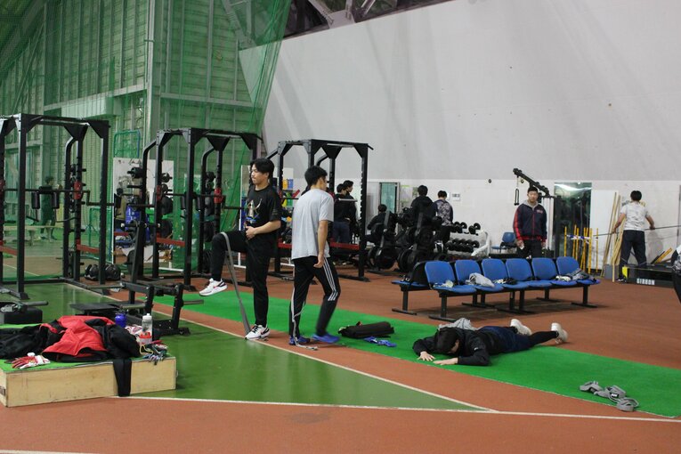 室内練習場では入ってすぐのところにトレーニング器具が　©NumberWeb