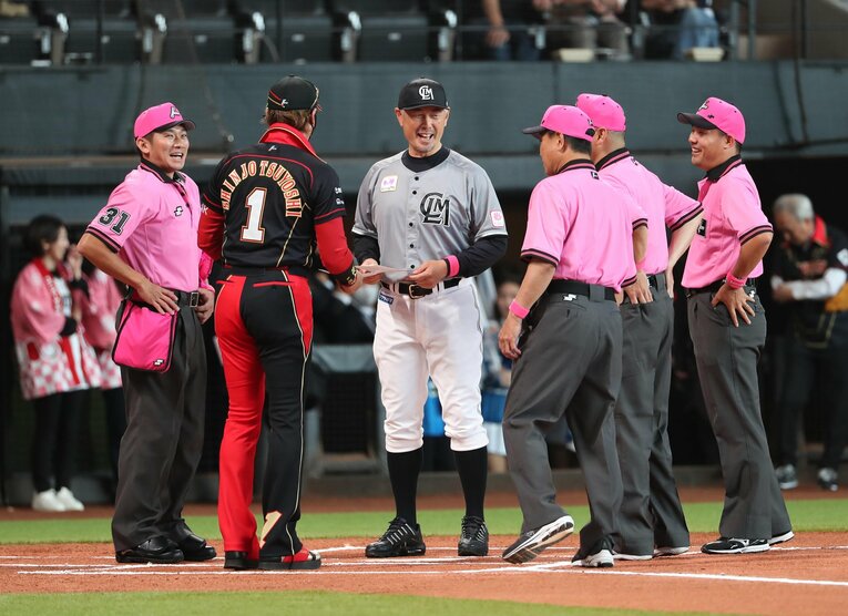 5月14日の日本ハム対ロッテ戦は審判団も「母の日」仕様のピンクのユニフォームと帽子を着用。吉井監督（左から３人め）もピンクのリストバンドを付けて臨んだ　©︎SANKEI SHIMBUN