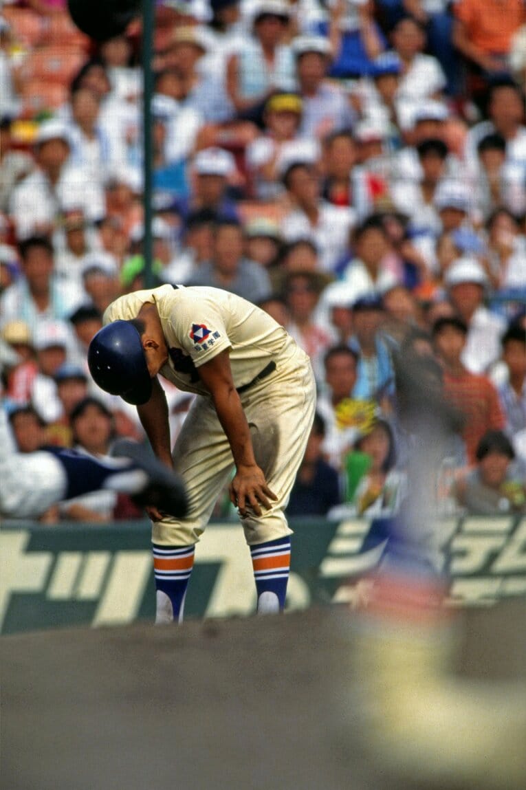 ゲームセットの瞬間の松井　©Katsuro Okazawa/AFLO