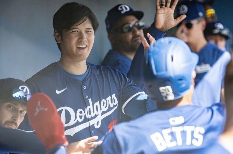 ベッツを迎え入れる大谷翔平。常勝軍団ドジャースではどんな“素顔”を見せてくれるのか ／ photograph by Nanae Suzuki