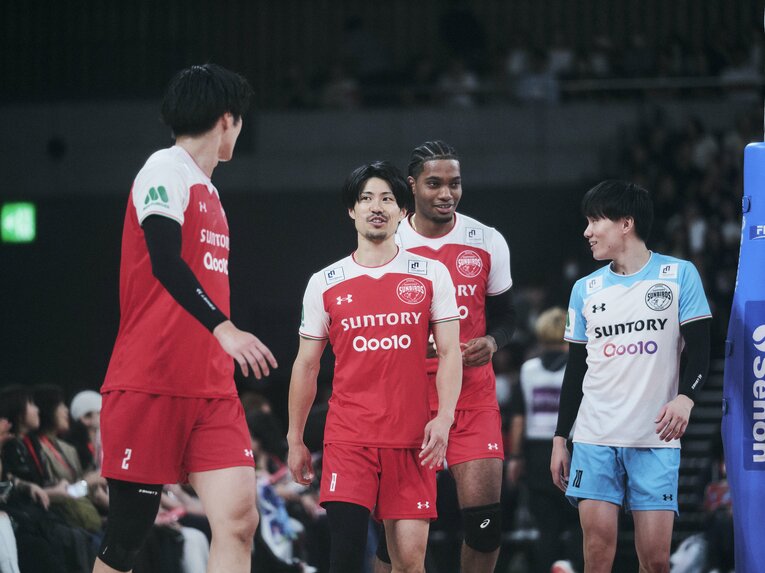 アライン（後方中央）などアタッカー陣とのコンビに期待が集まる関田誠大　©︎Yuki Suenaga