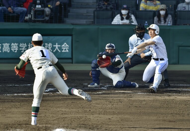 7回表明豊2死三塁の場面で、代打竹下聖人が小園から左前に適時打を放つ　©KYODO