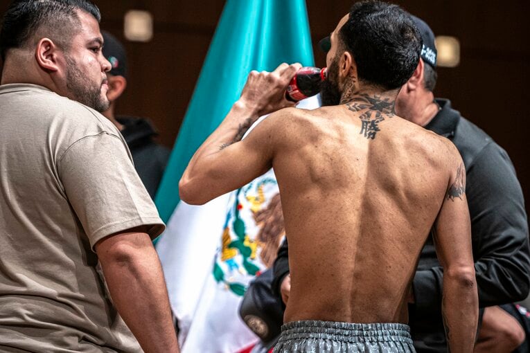 コカ・コーラを飲むネリ　©Takuya Sugiyama