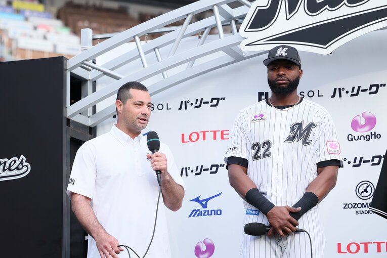 お立ち台でポランコの喜びの言葉をロッテファンに届けたフェルナンデス通訳　©Chiba Lotte Marines