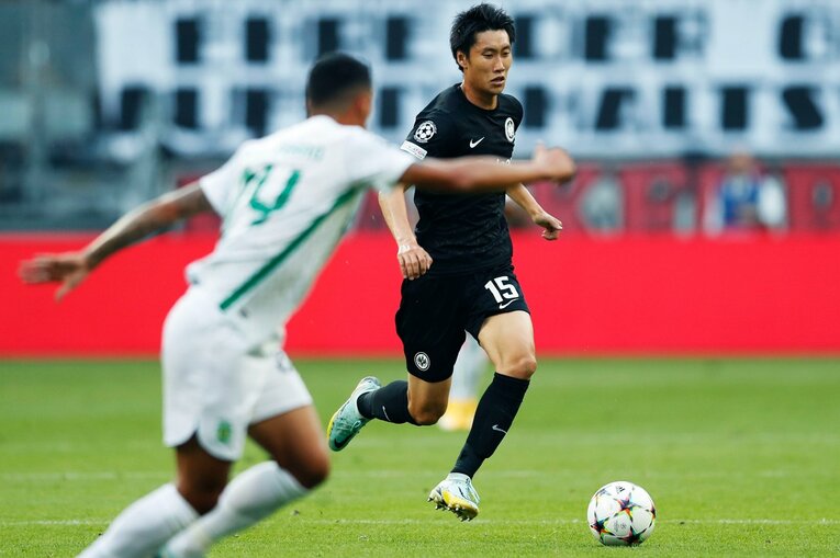 「“鎌田大地と守田英正が一緒に写った1枚”を狙いたいけど…」「長谷部誠はすでにコーチのように」CL日本人対決と“美しい夕焼け”撮影ウラ話(19)