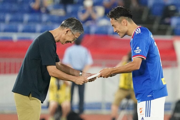 父・水沼貴史とのツーショット、お互い少し気恥ずかしそう　©Getty Images