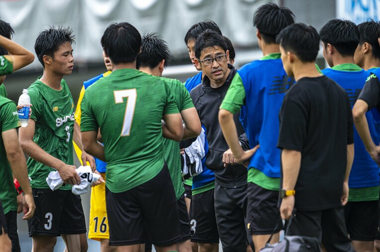 6月、インターハイ予選で指揮をとる藤島監督　©︎Takuya Sugiyama