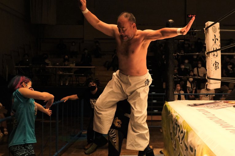 場外でさく裂した越中の「ケツ」　©Norihiro Hashimoto