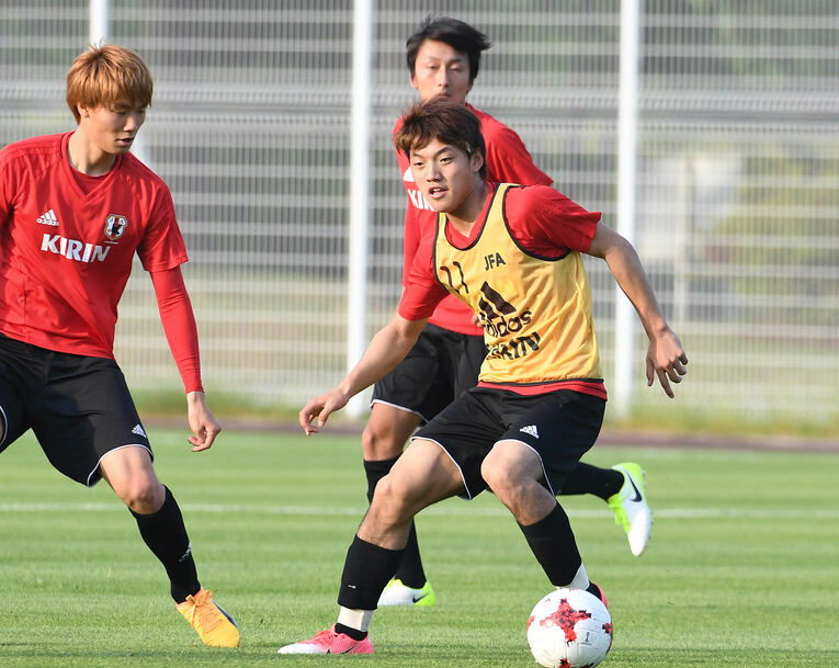 2017年5月、U20W杯に向けた練習での堂安律（当時18歳）と板倉滉（当時19歳）　©NIKKAN SPORTS／AFLO