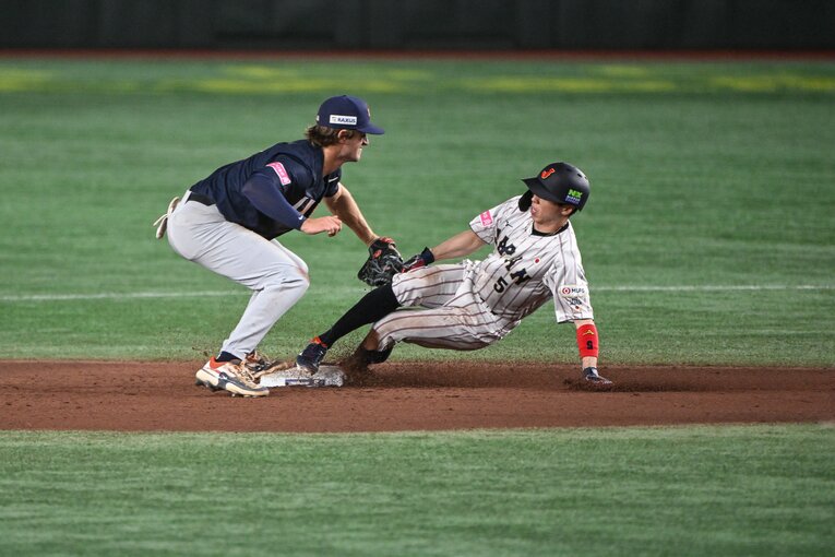 プレミア12米国戦、牽制に飛び出した五十幡は盗塁死　©Nanae Suzuki