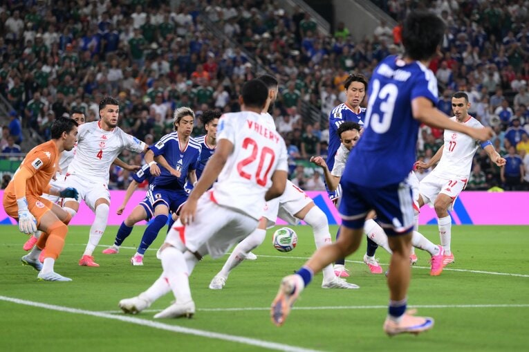 【じつは意外とオチャメな鎌田フォト】北中米W杯チュニジア戦のバックヒール弾。ちゃんと中村のラストパスに視線を合わせていることが分かる　©Getty Images