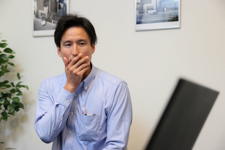 取材中、大谷翔平との対戦を映像で確認する東明大貴　©Shigeki Yamamoto