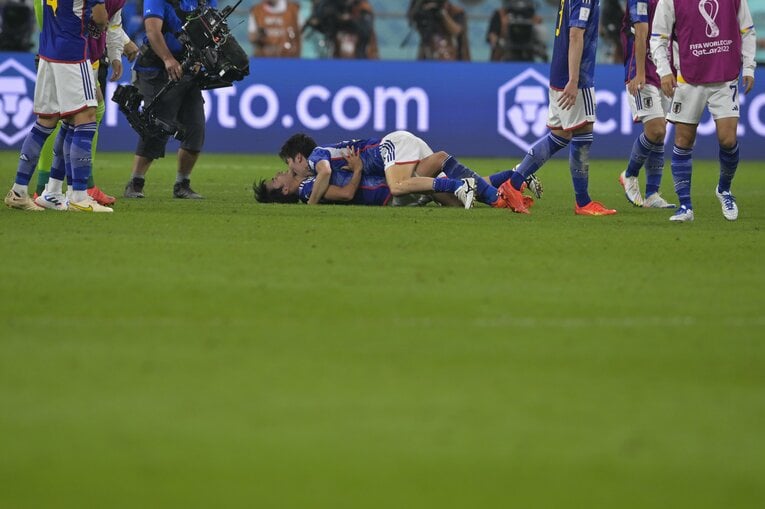 スペイン撃破後、ピッチに寝転んで熱烈ハグ　©Koki Nagahama/JMPA