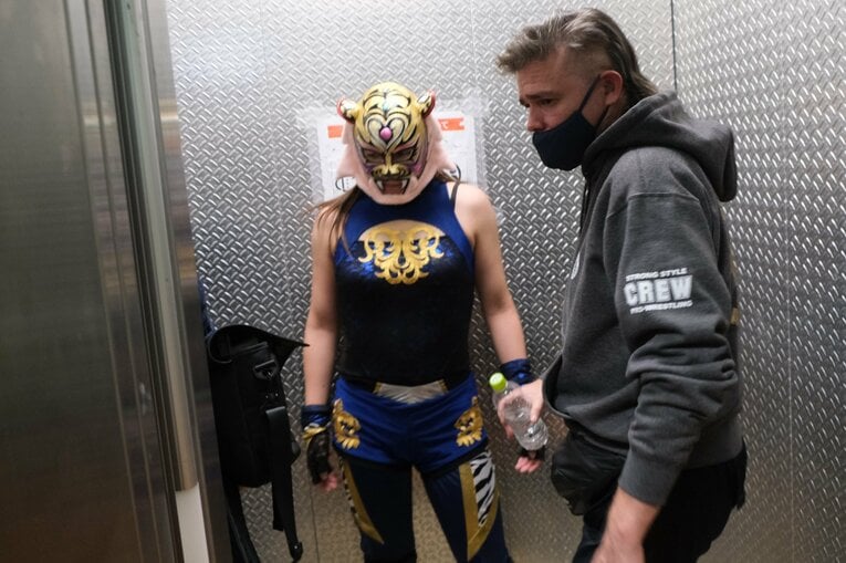 無言でエレベーターに乗り込み、会場を去るクイーン