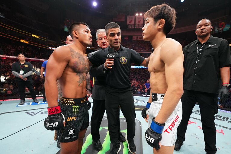 王者ジョシュア・ヴァンと挑戦者平良達郎によるUFCフライ級タイトルマッチ　©Zuffa LLC/UFC
